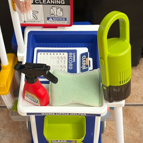 Little Helper Cleaning Cart with Working Vacuum, Broom, Scraper, Spray Cleaner - Picture 4 of 16